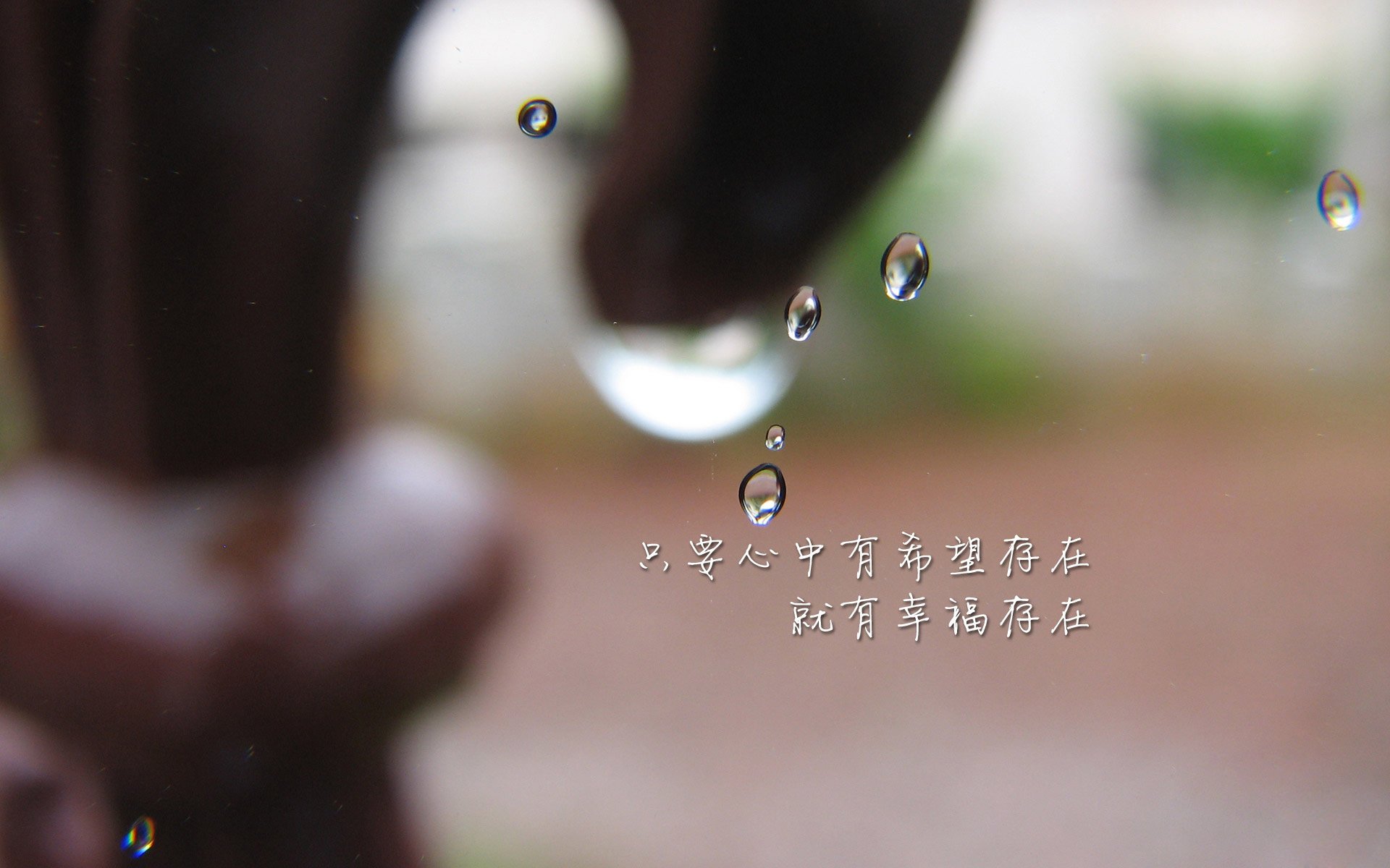 聚酯纤维和化纤维一样吗（聚酯纤维和化纤布料哪种好些）